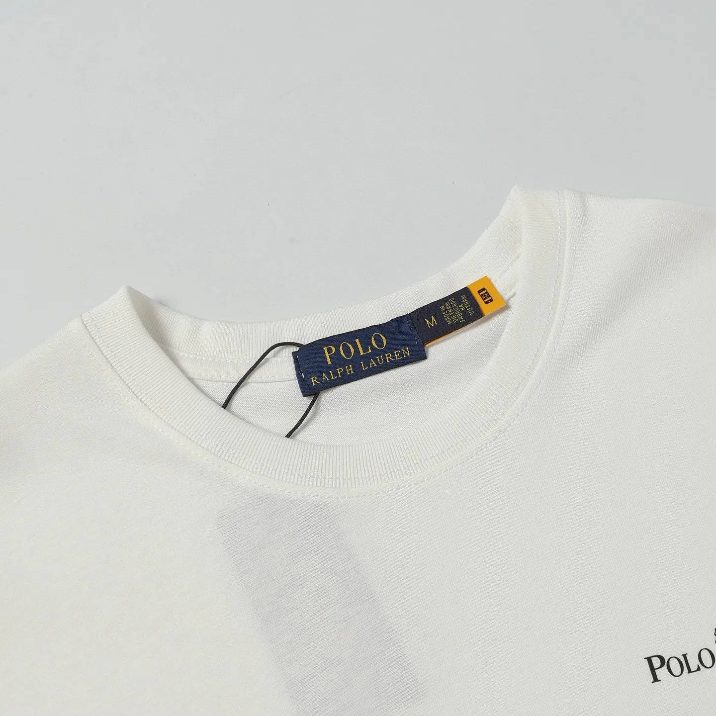 P126 Style number: 505 Ralph Lauren/Ralph Lauren 25ss new summer silicone Polo embossed round neck T-shirt. The main logo on the neck has a QR code mark, which can be scanned for verification. The 3D silicone three-dimensional English letter logo is embossed to distinguish low-quality products on the market. 32 counts, 240g hydrophilic toner, 100% cotton fabric, comfortable and soft, highly breathable, focusing on high-end cost-effectiveness, needless to say good quality. Available in a variety of colors, both boys and girls can try this genderless style, giving them a yuppie tone in no time. Immerse yourself in your leisurely style, and have your own style in retro. Natural, vivid and very French romantic feelings, perfectly integrating youthful atmosphere and trend. Color: white, black, navy blue, dark green Size: S-xL S Shoulder width 44 Bust 104 Sleeve length 23 Clothing length 72 M Shoulder width 45 Bust 108 Sleeve length 24 Clothing length 74 L Shoulder width 46 Bust 112 Sleeve length 25 Clothing length 76 xL Shoulder width 47 Bust 116 Sleeve length 26 Clothing length 78